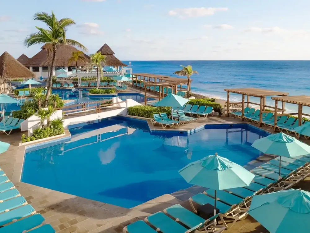Albercas y playa en Royal Solaris Cancún