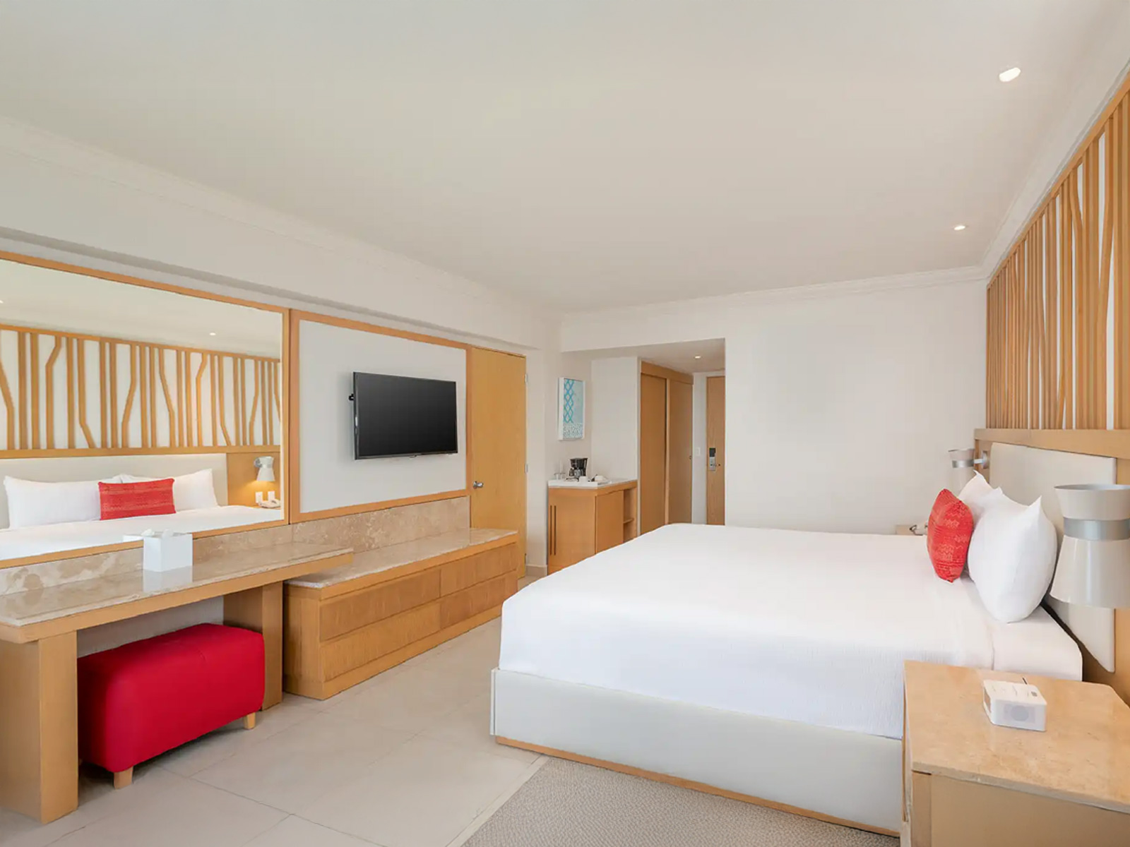 Interior de la habitación Deluxe Vista Laguna en Royal Solaris Cancún