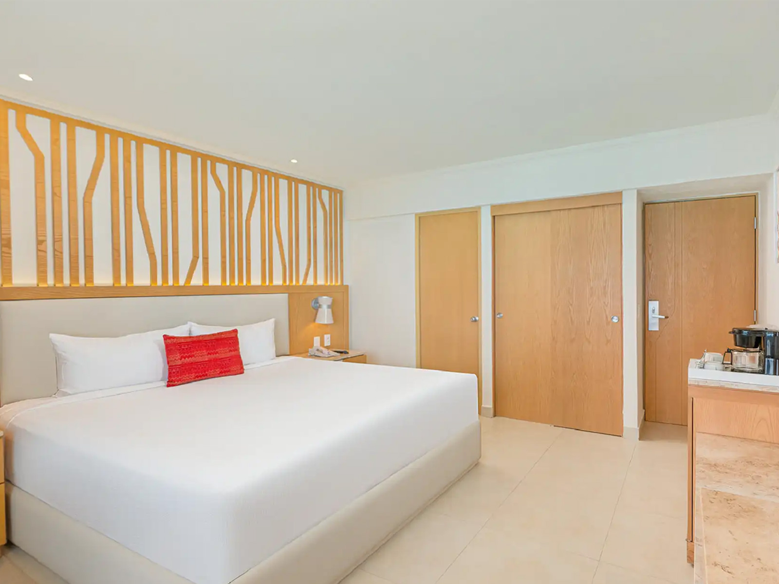 Interior de la habitación Deluxe Vista al Mar en Royal Solaris Cancún