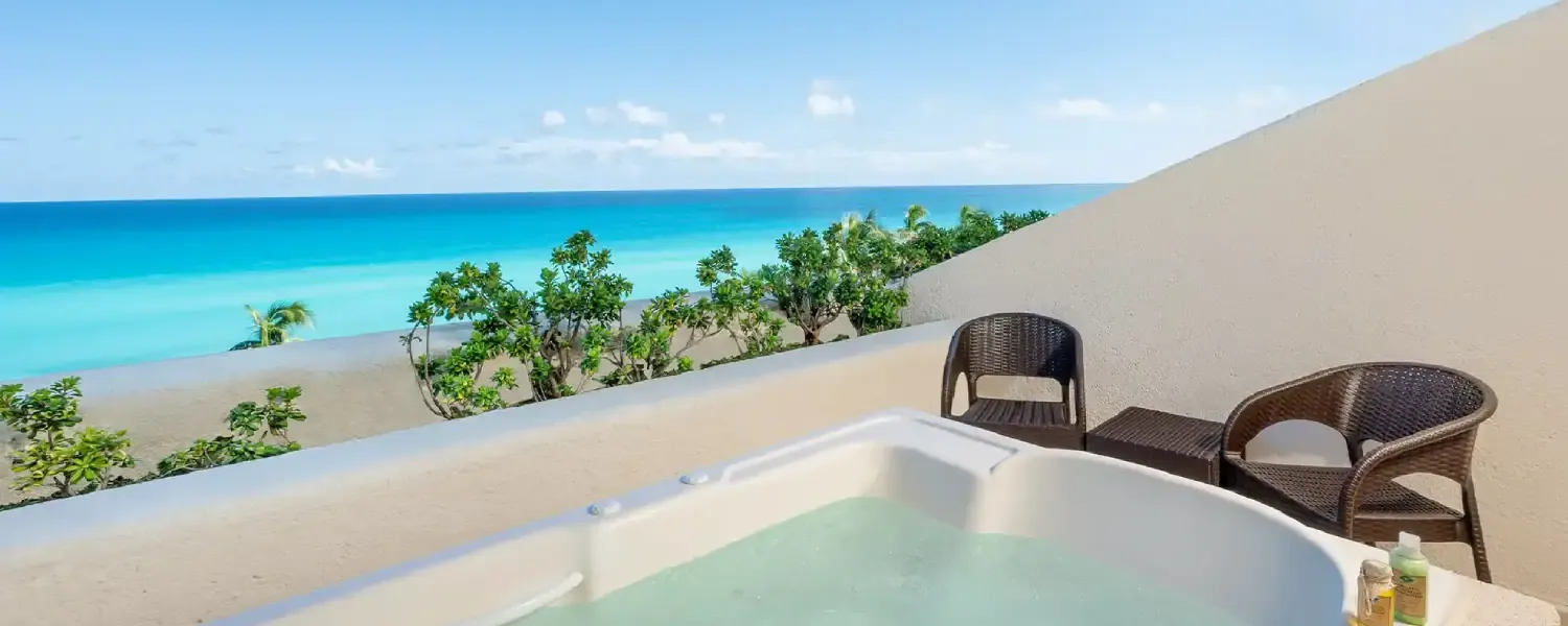 Jacuzzi en la terraza con vista al Mar Caribe