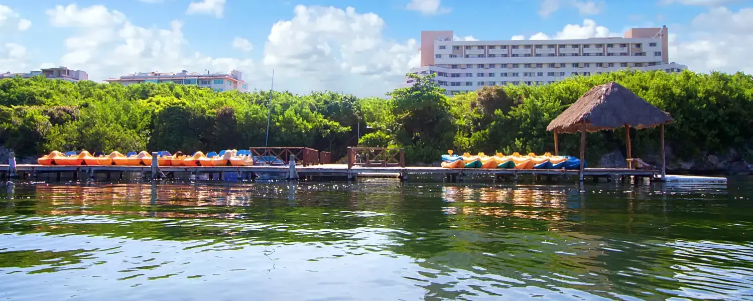 Kayaks en la marina privada sobre la Laguna Nichupté