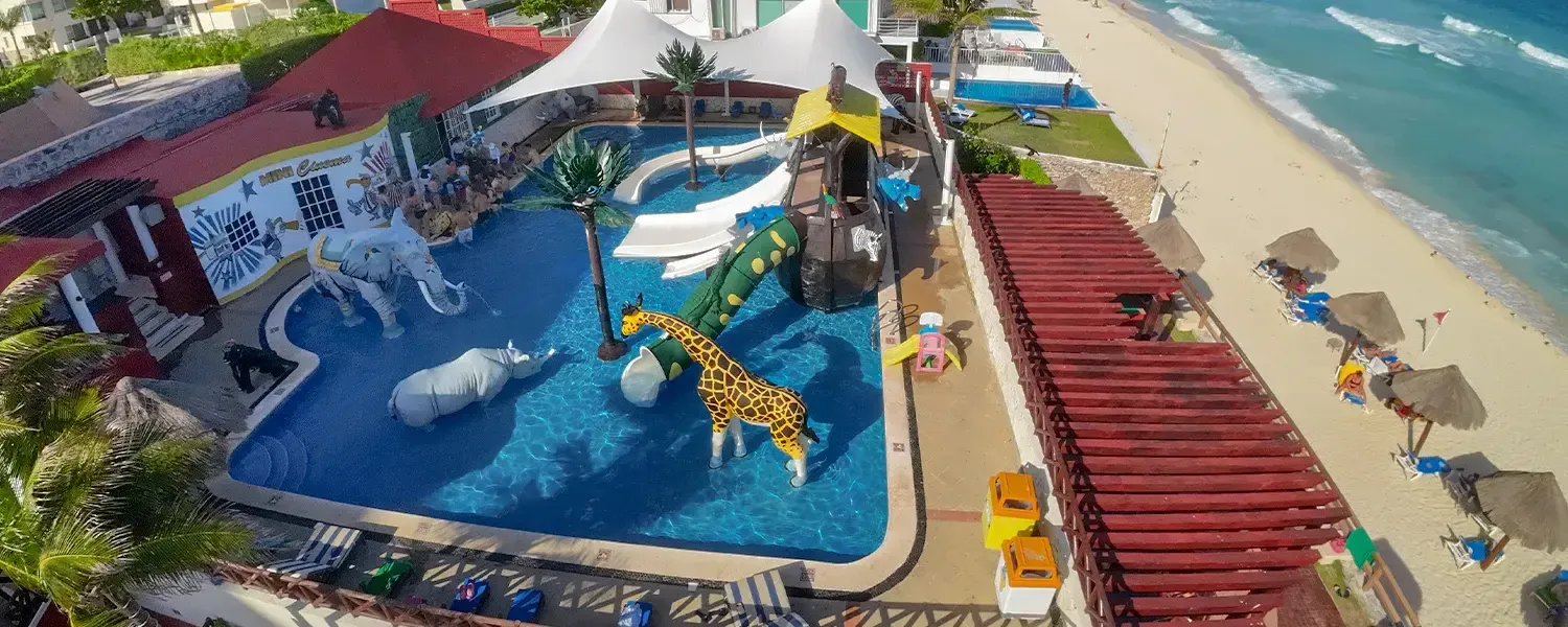 Mini parque acuático del club de niños, junto a la playa