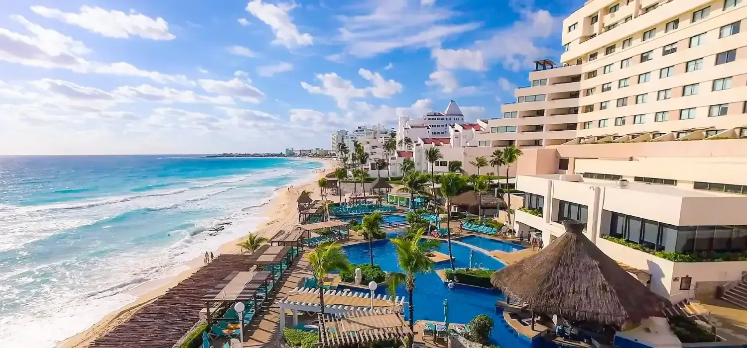 Albercas con palapas junto a la playa de la Zona Hotelera