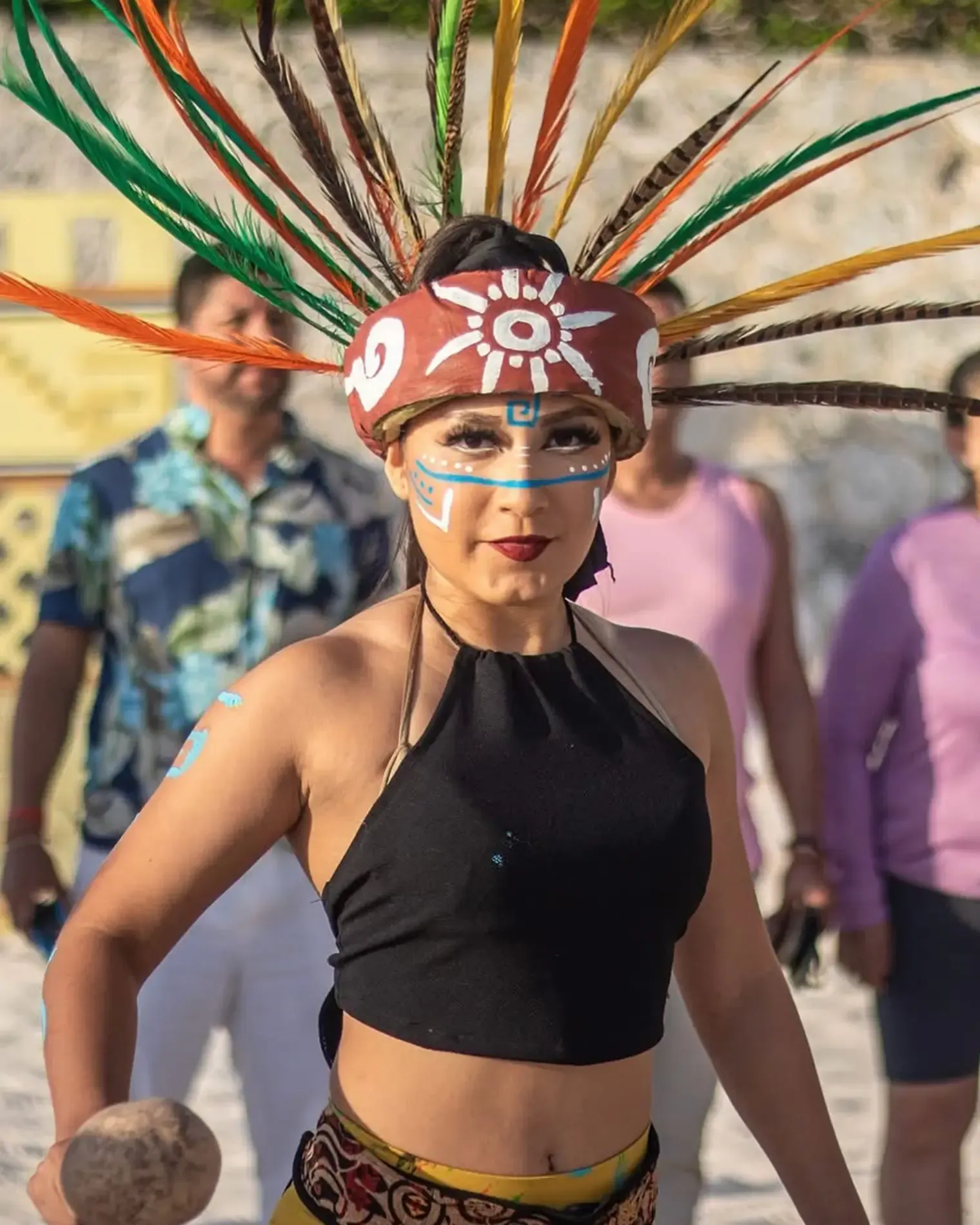 Bailarina con penacho en un espectáculo del hotel