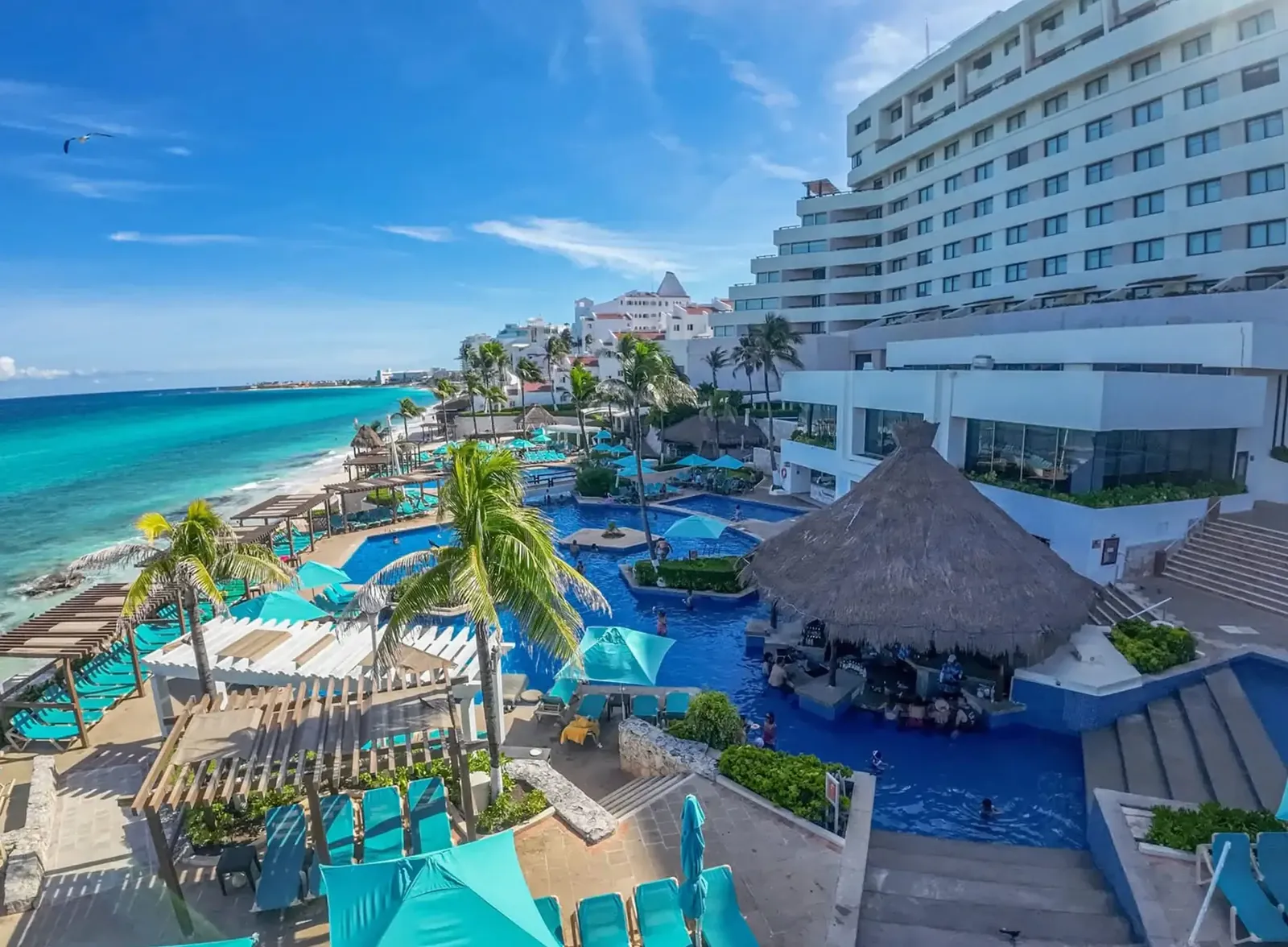 Royal Solaris Cancún visto desde arriba: edificio, albercas, palapas y el Mar Caribe