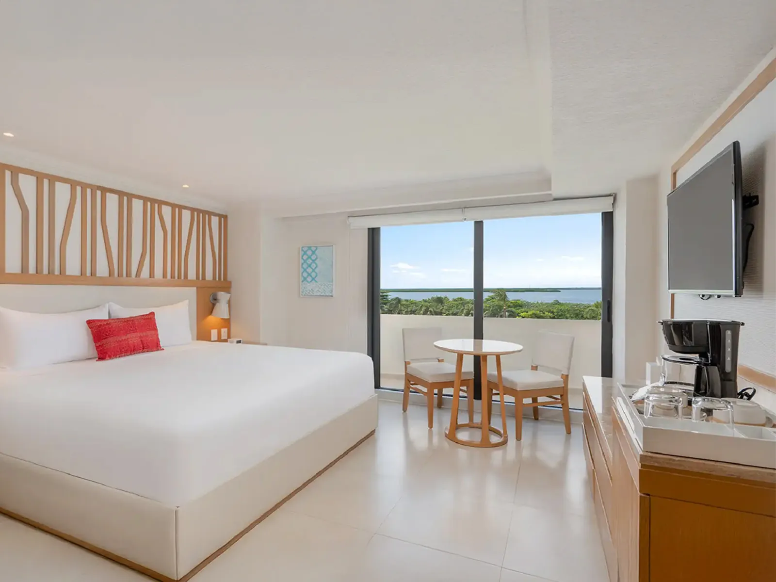 Habitación con cama king y ventanal a la laguna y el manglar